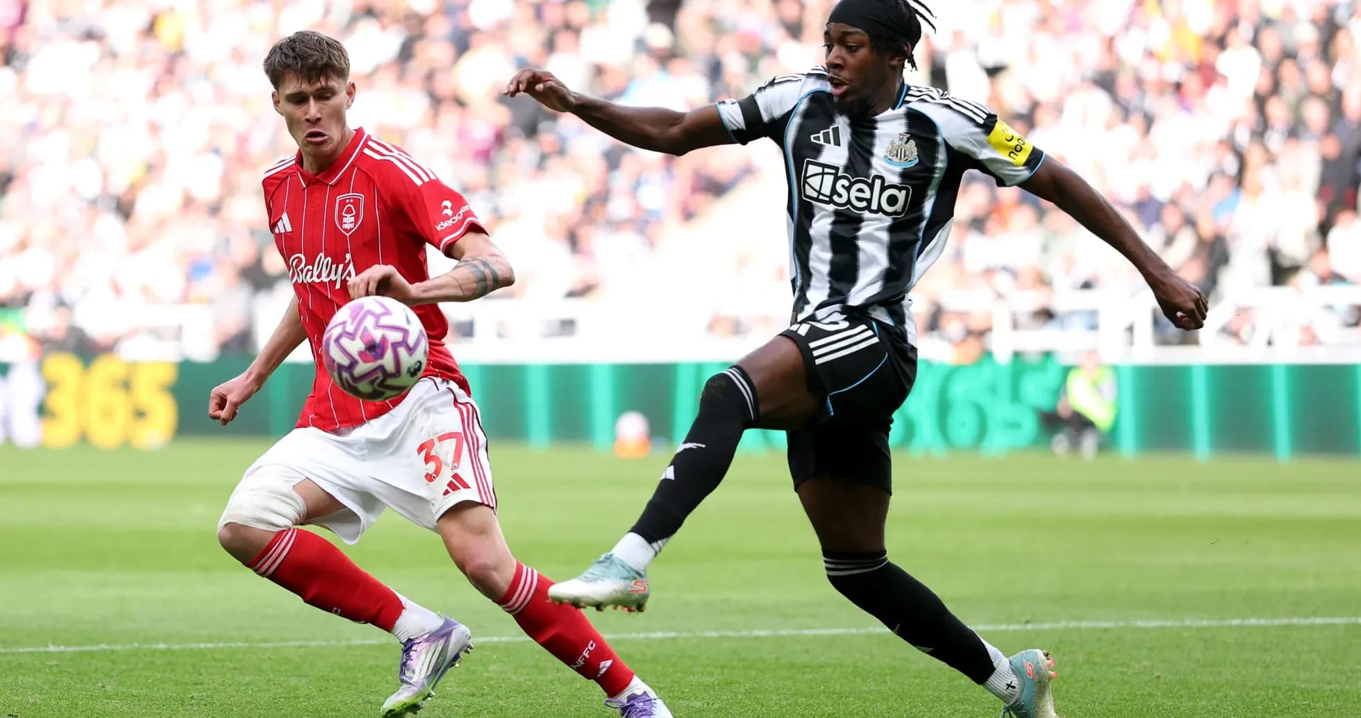 Jugadores de Nottingham Forest y Newcastle en acción Jugadores de Nottingham Forest y Newcastle en acción