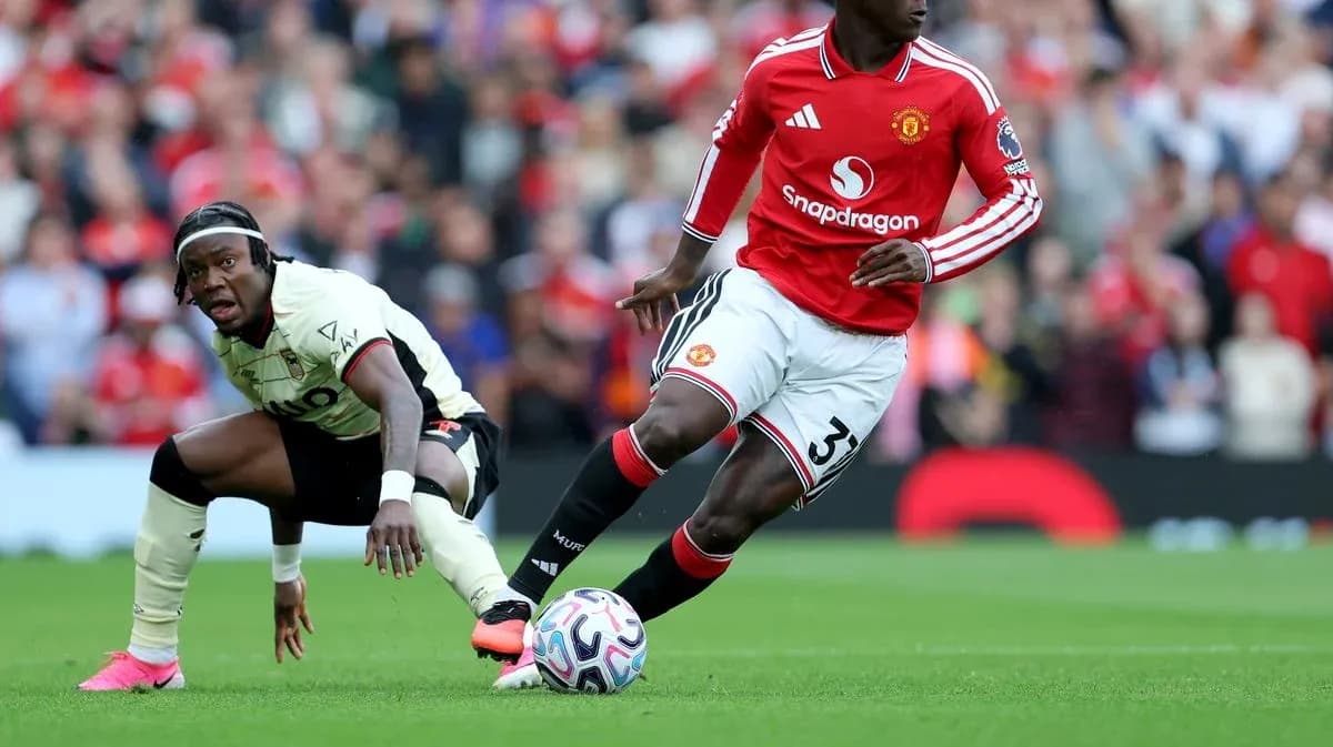 Jugador de Manchester United driblando a oponente en el campo Jugador de Manchester United driblando a oponente en el campo