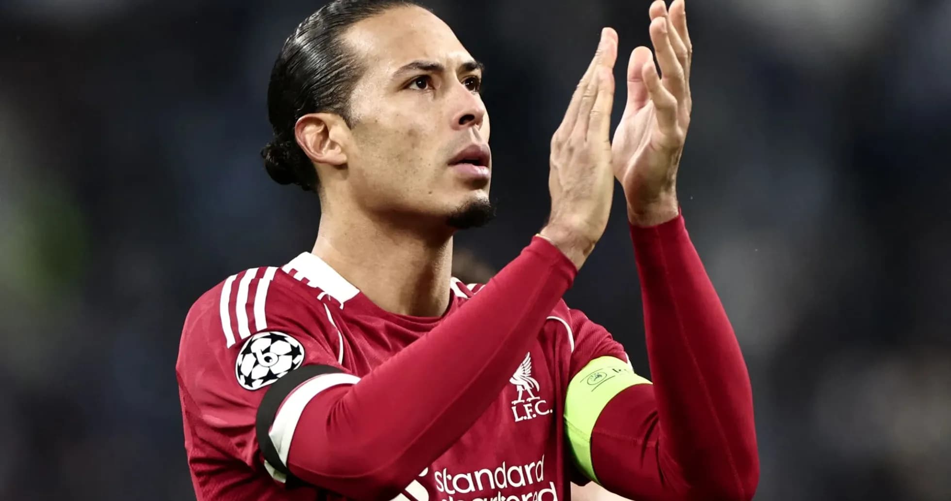 Jugador de Liverpool aplaudiendo durante el partido Jugador de Liverpool aplaudiendo durante el partido