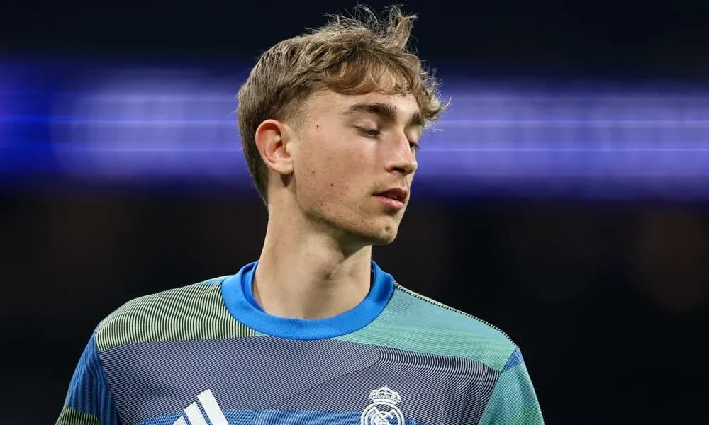 Jugador de Real Madrid en uniforme durante calentamiento Jugador de Real Madrid en uniforme durante calentamiento