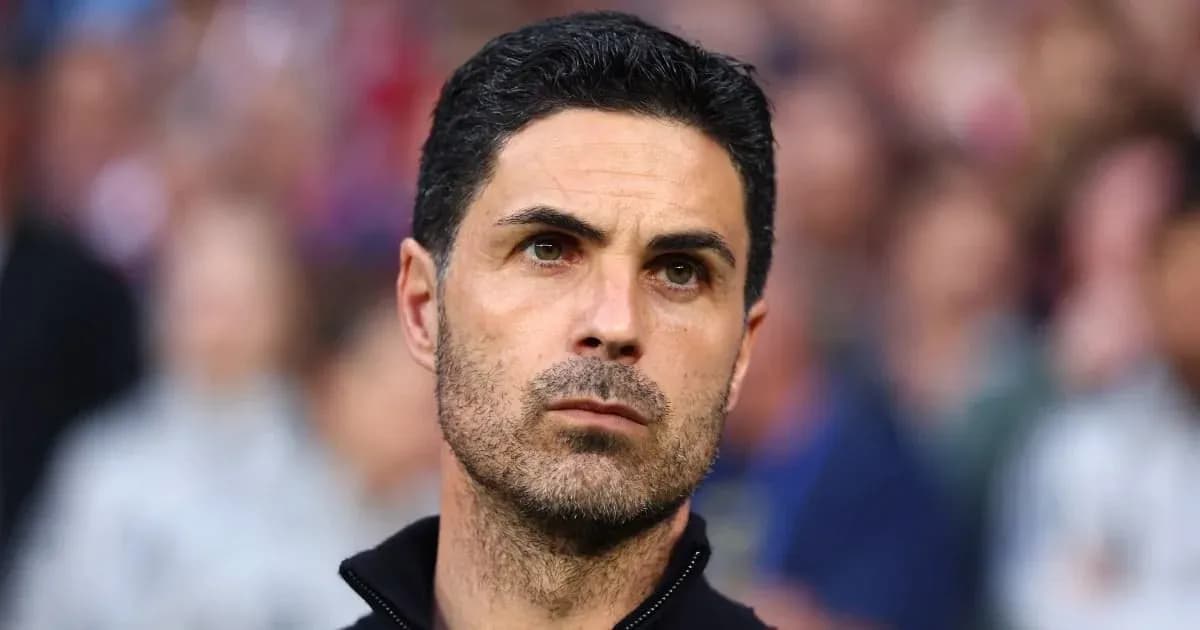 Entrenador observando durante un partido de fútbol Entrenador observando durante un partido de fútbol