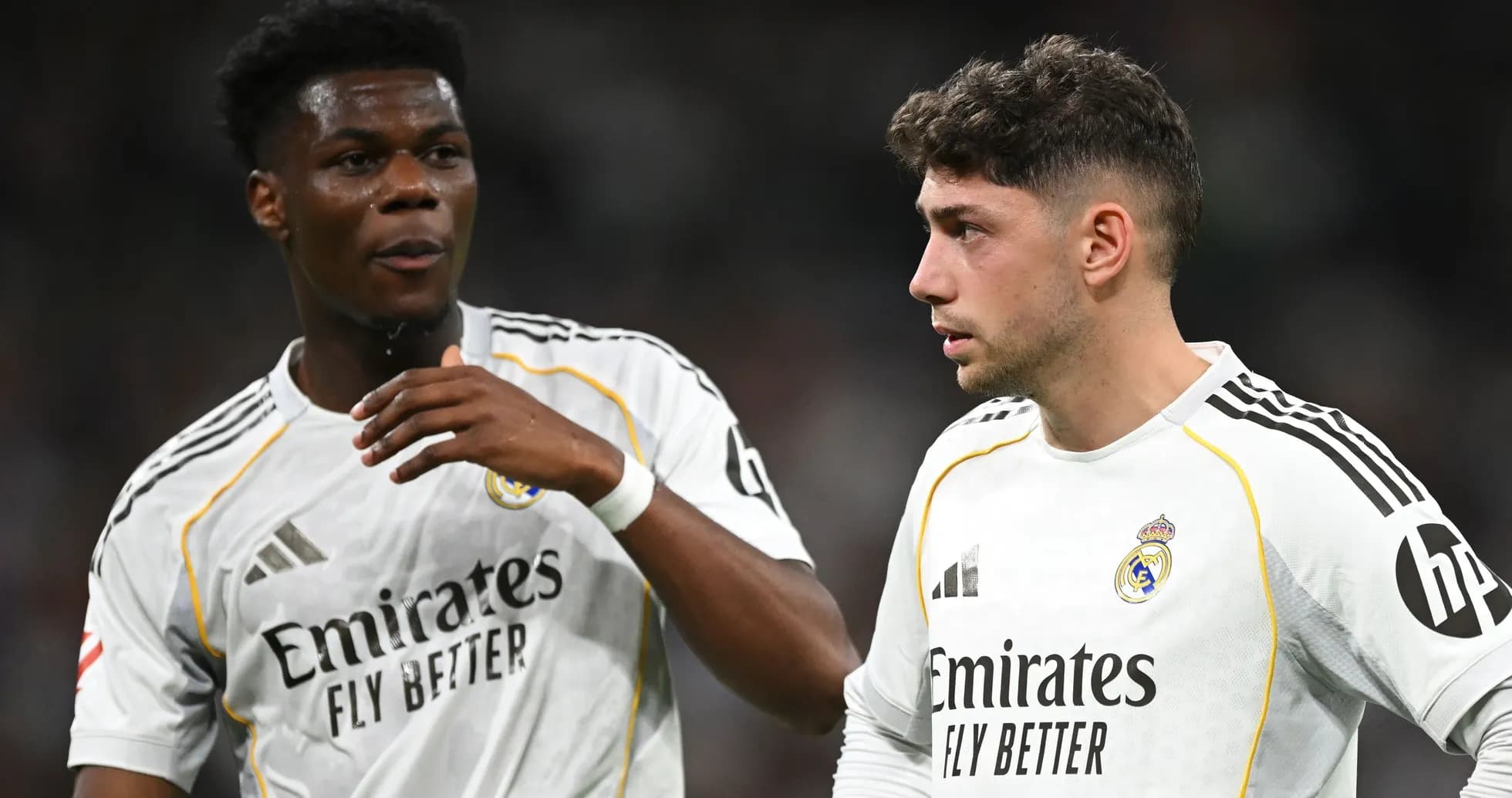 Jugadores del Real Madrid conversando en el campo Jugadores del Real Madrid conversando en el campo