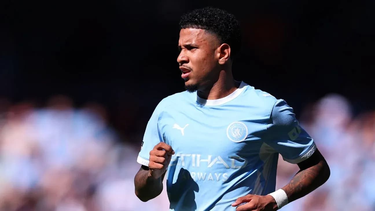 Jugador de Manchester City corriendo en el campo Jugador de Manchester City corriendo en el campo