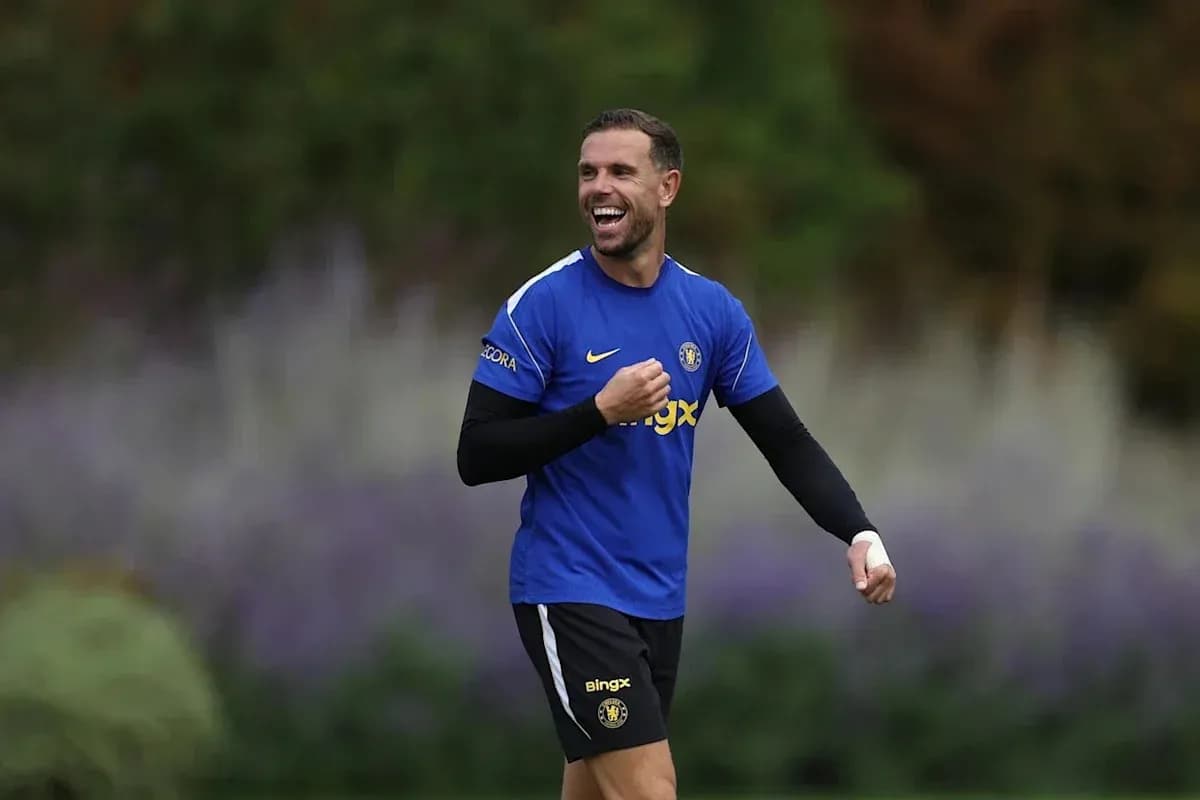 Jugador sonriente entrenando en el campo de fútbol Jugador sonriente entrenando en el campo de fútbol