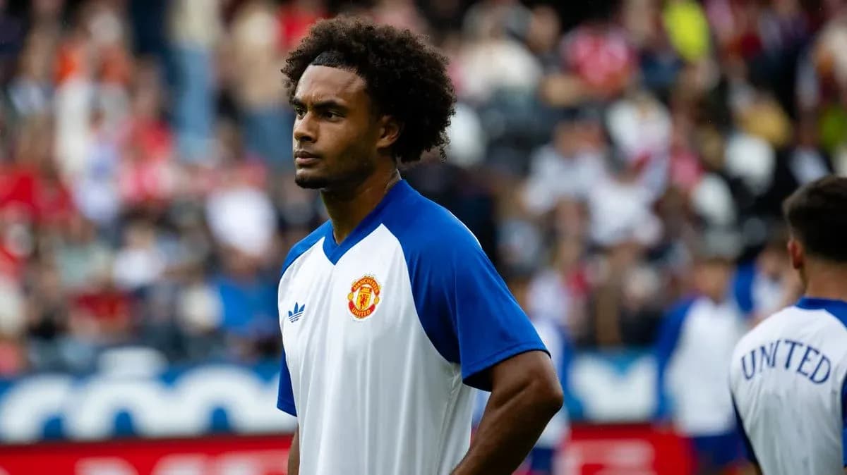 Jugador de Manchester United en calentamiento previo al partido Jugador de Manchester United en calentamiento previo al partido