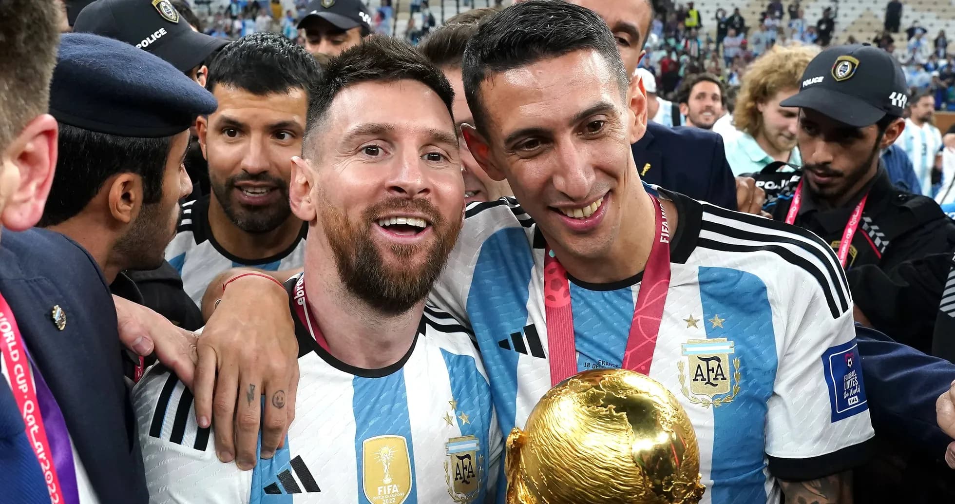 Messi y Di María celebrando con el trofeo mundial Messi y Di María celebrando con el trofeo mundial