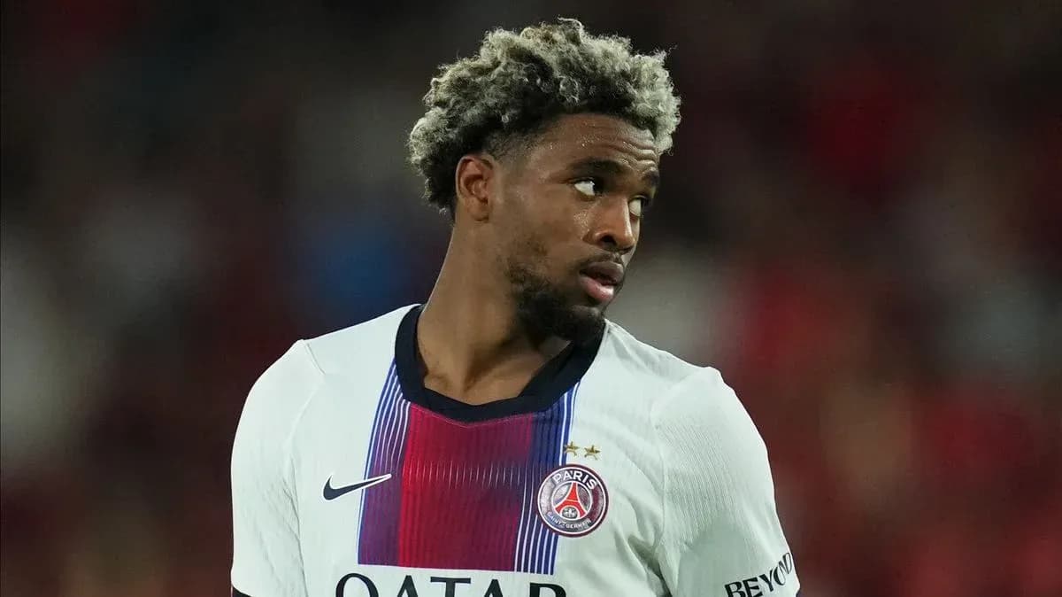Jugador de PSG en acción durante un partido Jugador de PSG en acción durante un partido