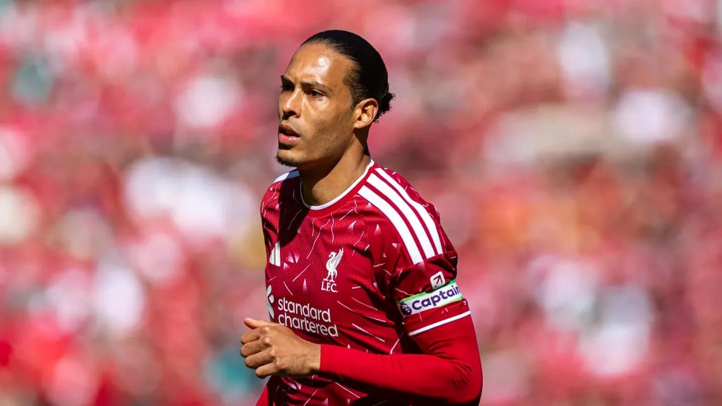 Jugador de Liverpool con camiseta roja durante partido Jugador de Liverpool con camiseta roja durante partido