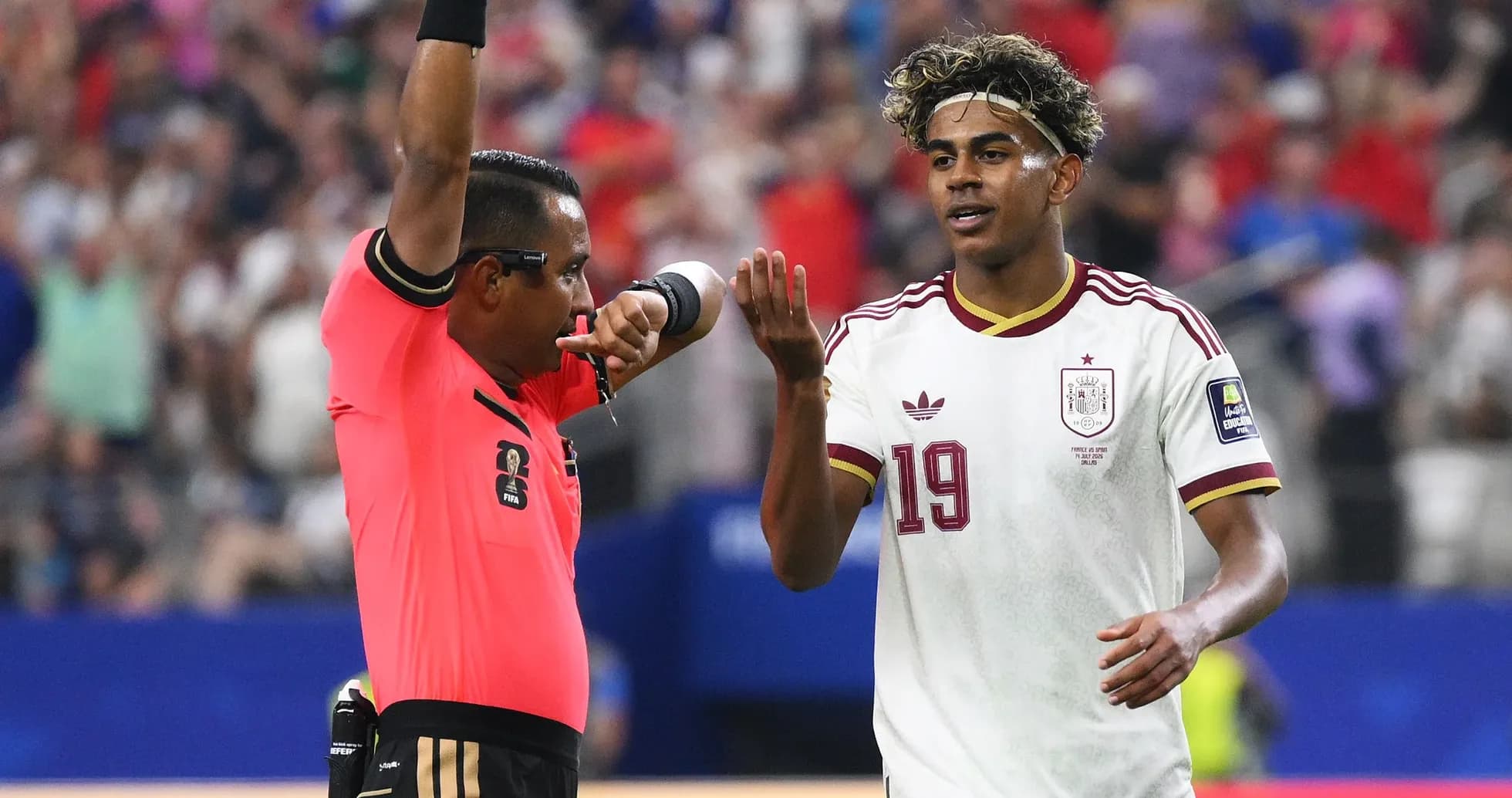 Árbitro mostrando tarjeta a jugador durante partido Árbitro mostrando tarjeta a jugador durante partido