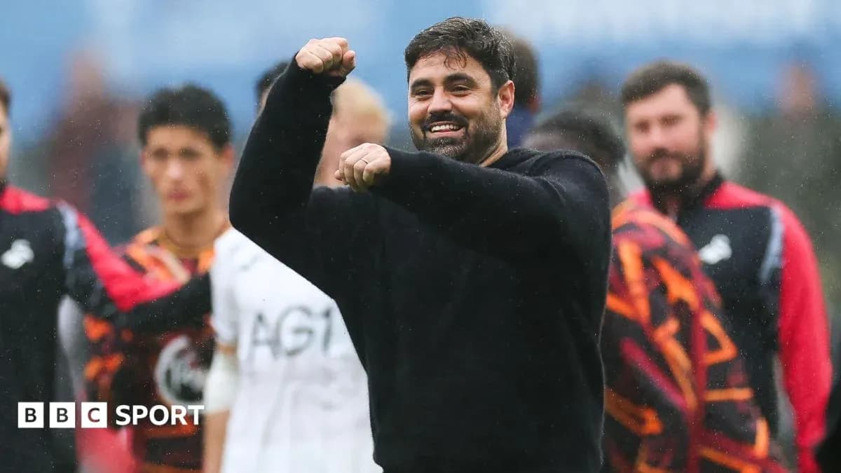Entrenador celebrando con los jugadores en el campo Entrenador celebrando con los jugadores en el campo