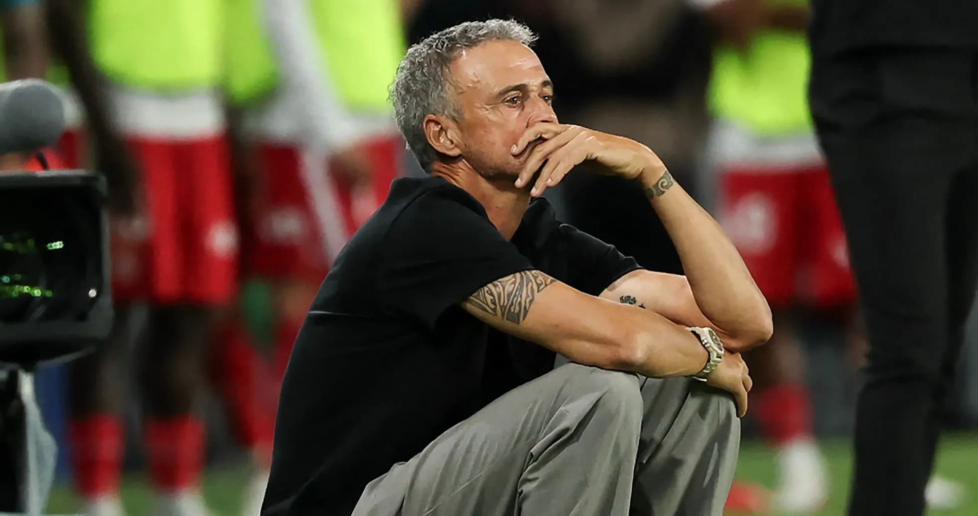 Entrenador sentado en la línea de banda durante el partido Entrenador sentado en la línea de banda durante el partido