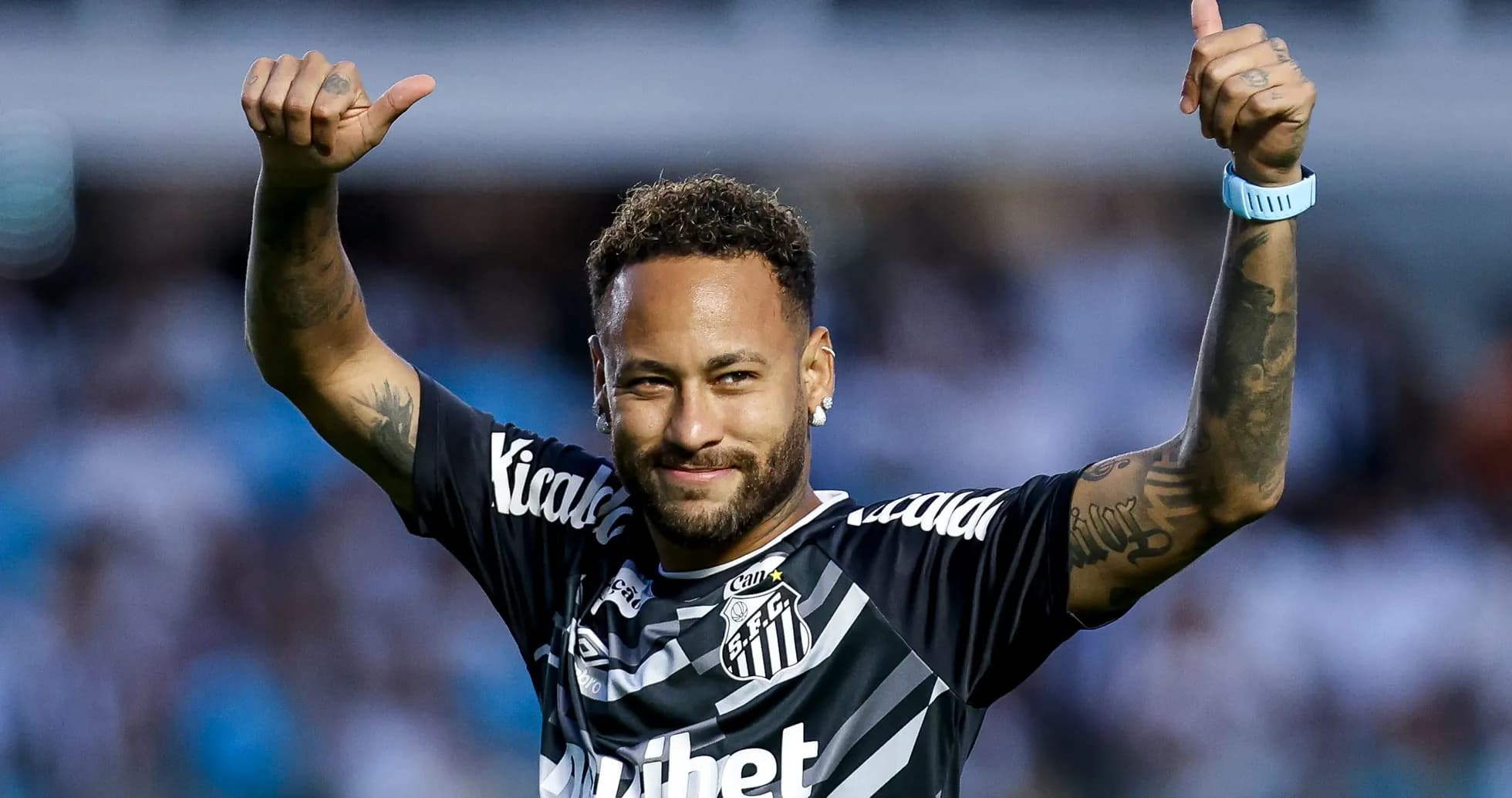 Jugador celebra con pulgares hacia arriba en el campo Jugador celebra con pulgares hacia arriba en el campo