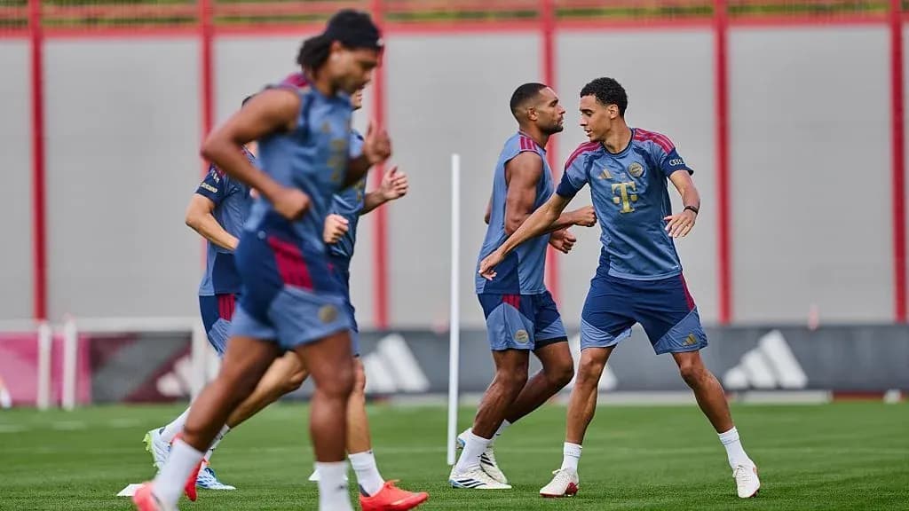 Jugadores de Bayern Munich entrenando en el campo Jugadores de Bayern Munich entrenando en el campo