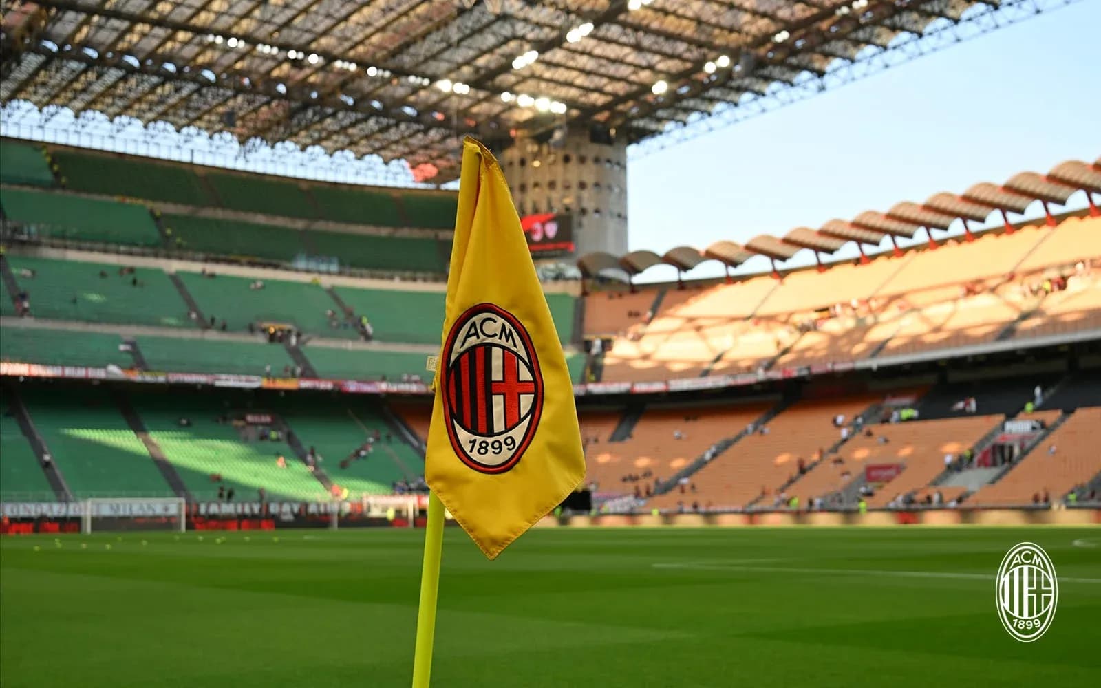 Esquina del campo de San Siro con bandera del AC Milan Esquina del campo de San Siro con bandera del AC Milan