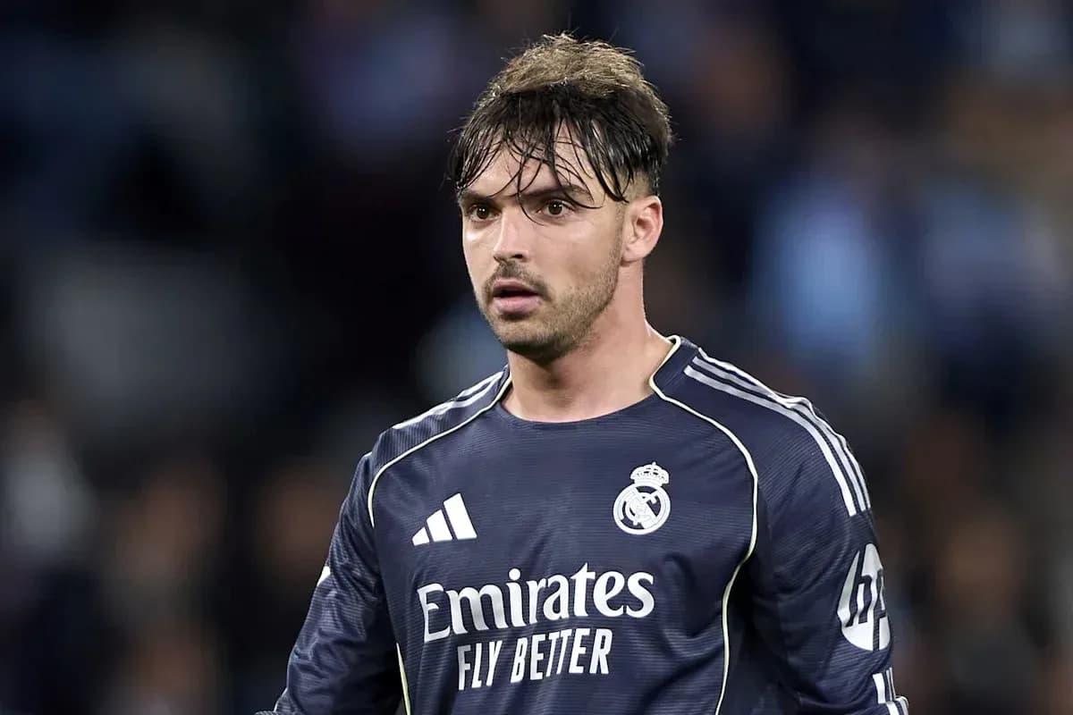 Jugador de Real Madrid en uniforme de portero Jugador de Real Madrid en uniforme de portero
