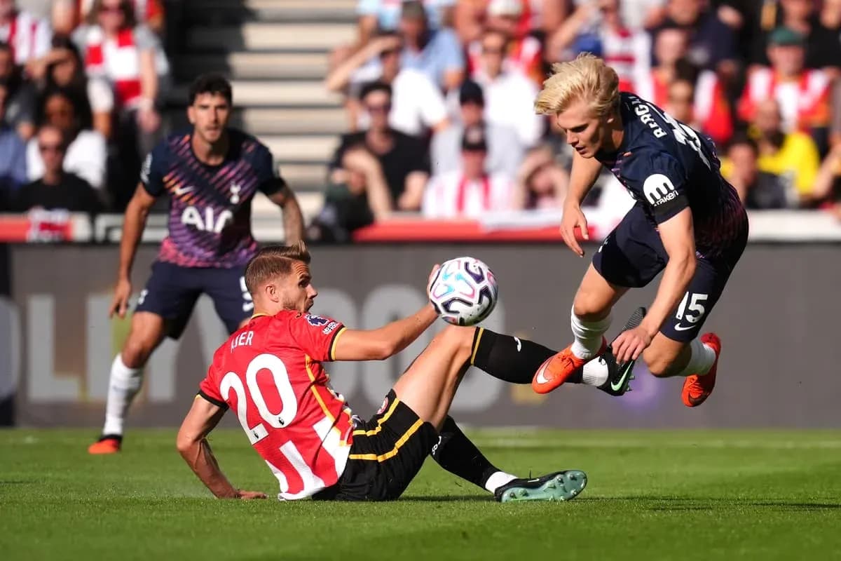 Jugador de Southampton derribado por rival de Tottenham Jugador de Southampton derribado por rival de Tottenham