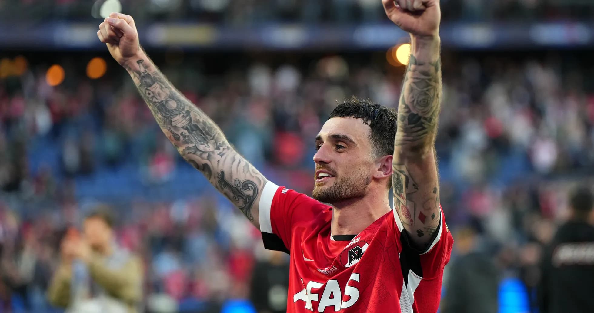 Jugador de AZ Alkmaar celebrando con los brazos en alto Jugador de AZ Alkmaar celebrando con los brazos en alto