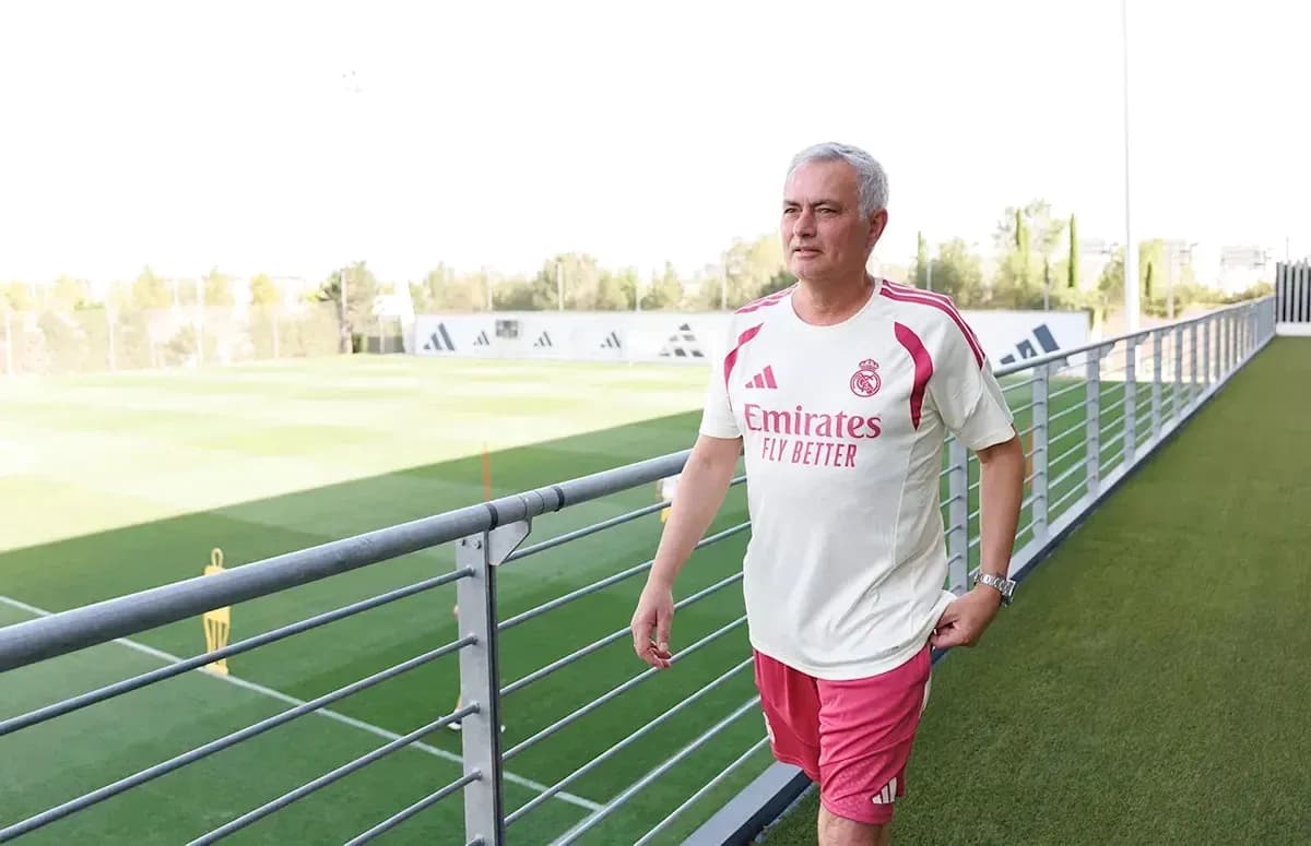 Entrenador caminando en el campo de entrenamiento Entrenador caminando en el campo de entrenamiento