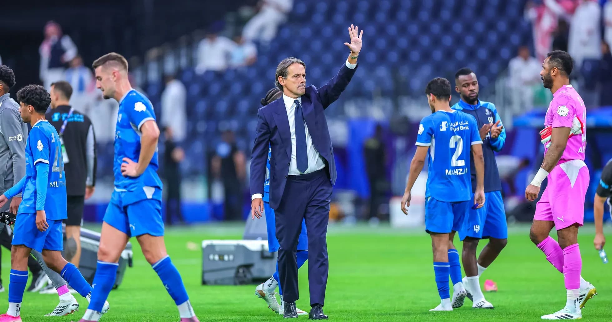 Entrenador saludando tras partido con jugadores del equipo Entrenador saludando tras partido con jugadores del equipo