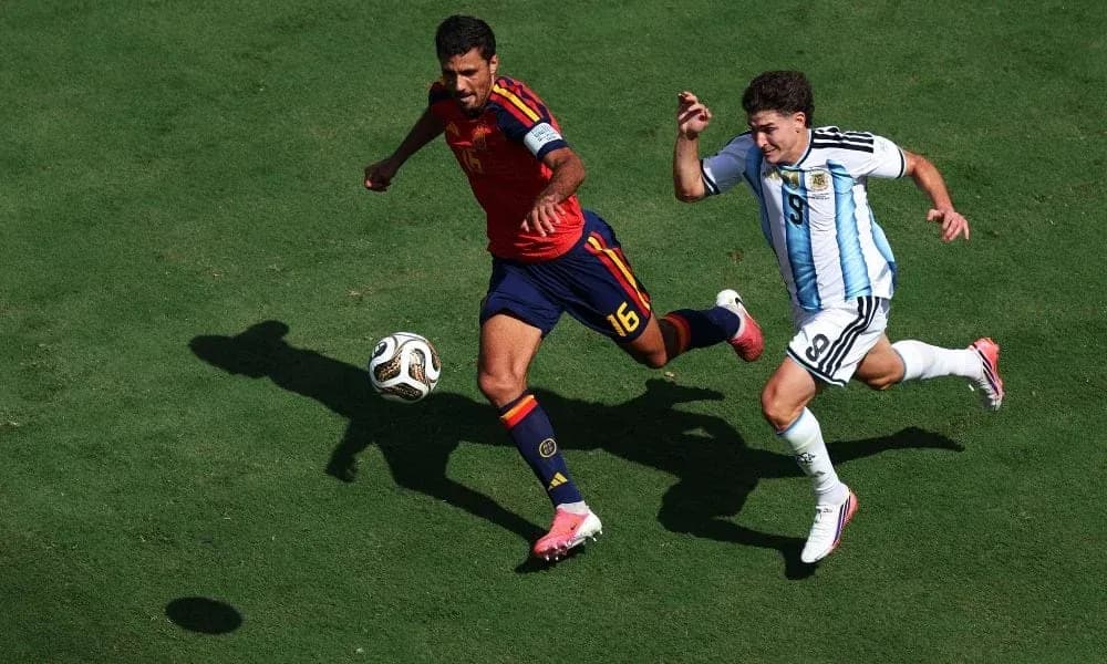 Jugadores de España y Argentina persiguiendo el balón Jugadores de España y Argentina persiguiendo el balón