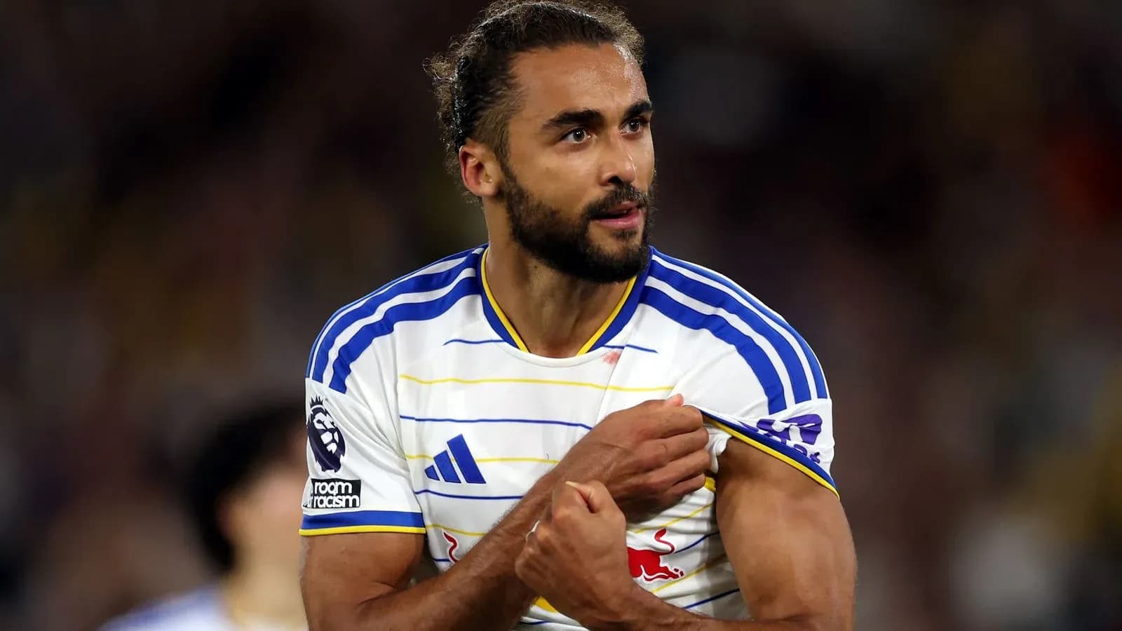 Jugador mostrando su camiseta durante un partido Jugador mostrando su camiseta durante un partido