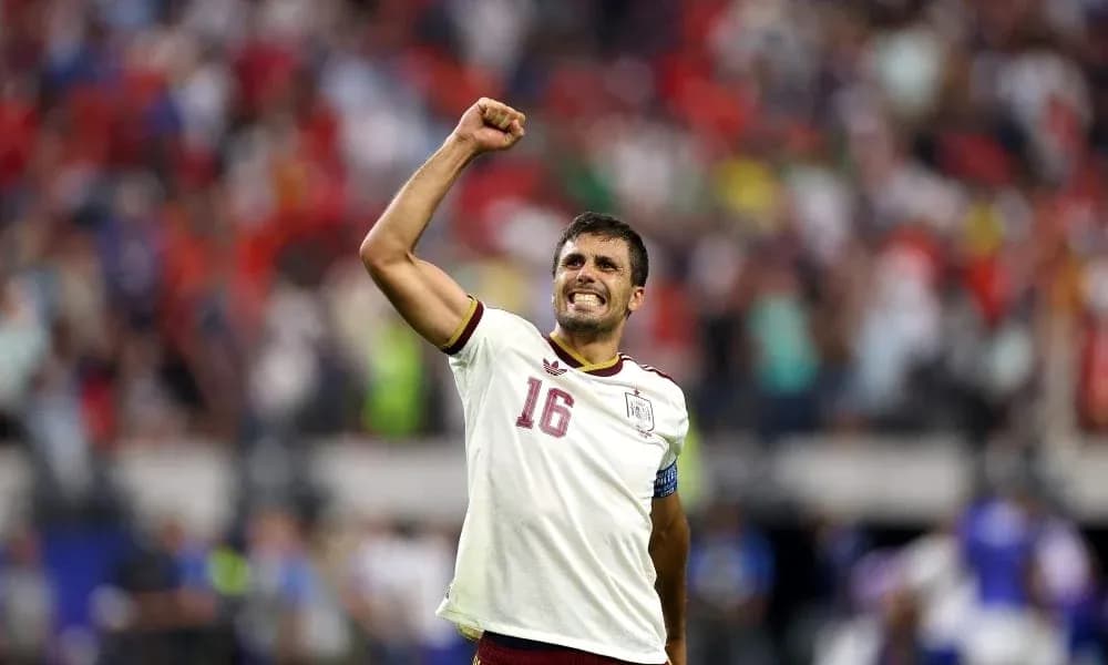 Jugador levantando el puño en celebración tras el partido Jugador levantando el puño en celebración tras el partido