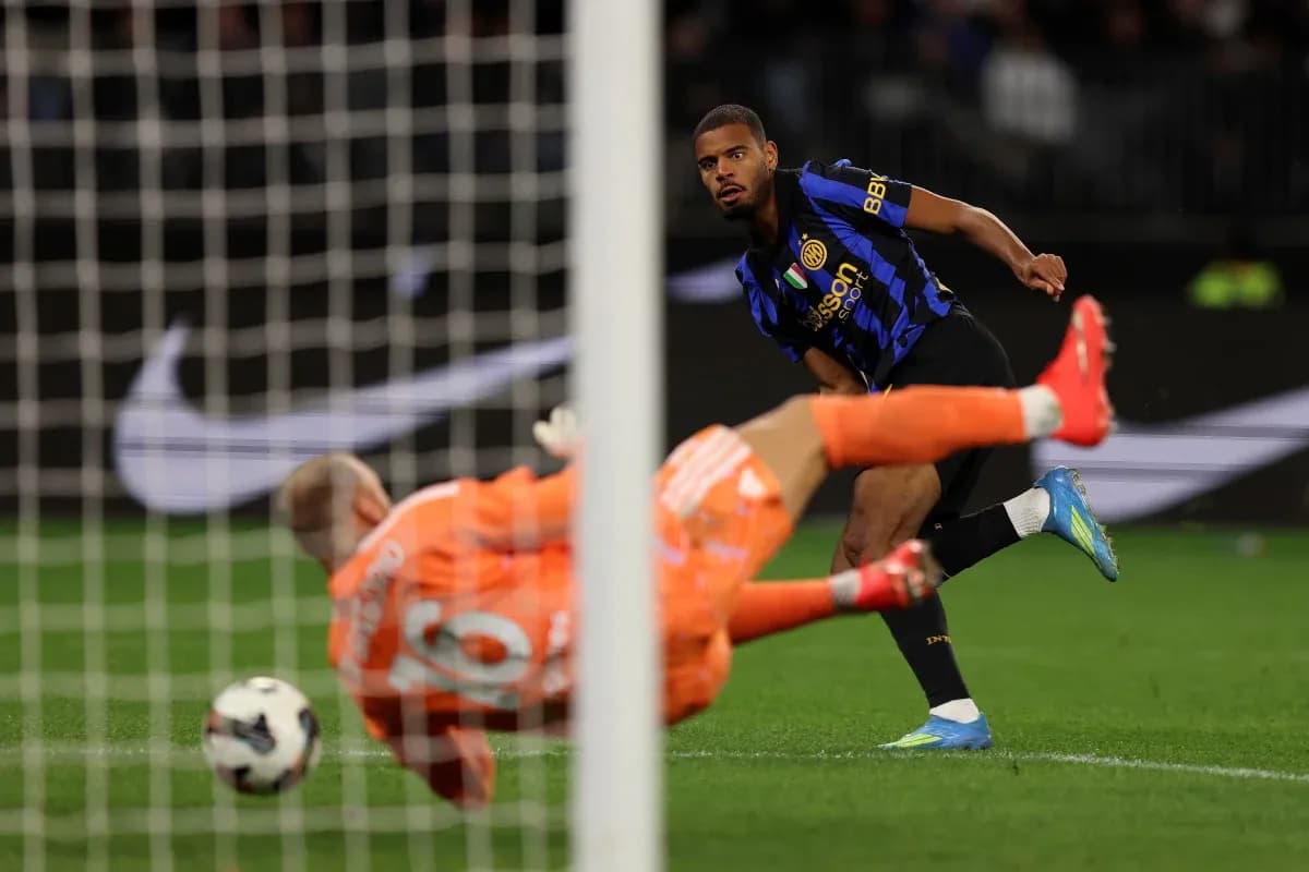 Jugador de Inter lanzando un penalti en partido Jugador de Inter lanzando un penalti en partido