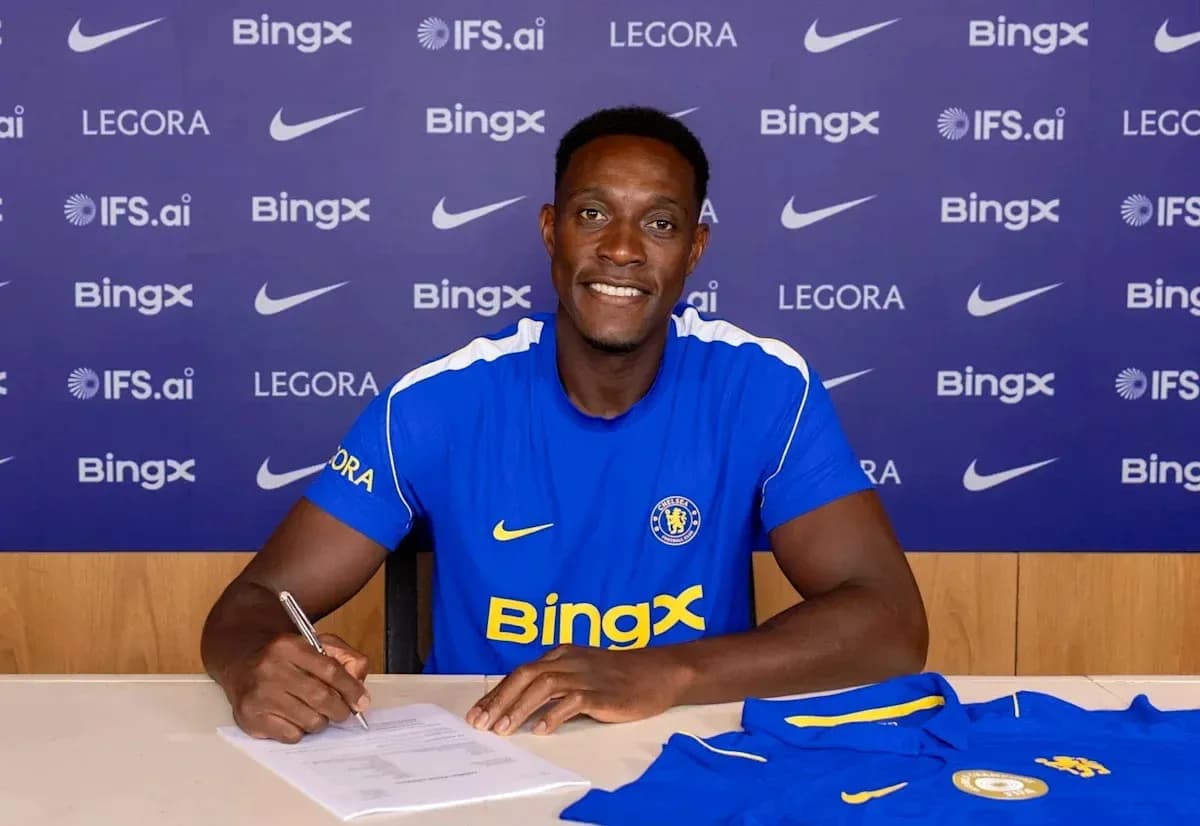 Jugador firmando contrato en conferencia de prensa Jugador firmando contrato en conferencia de prensa