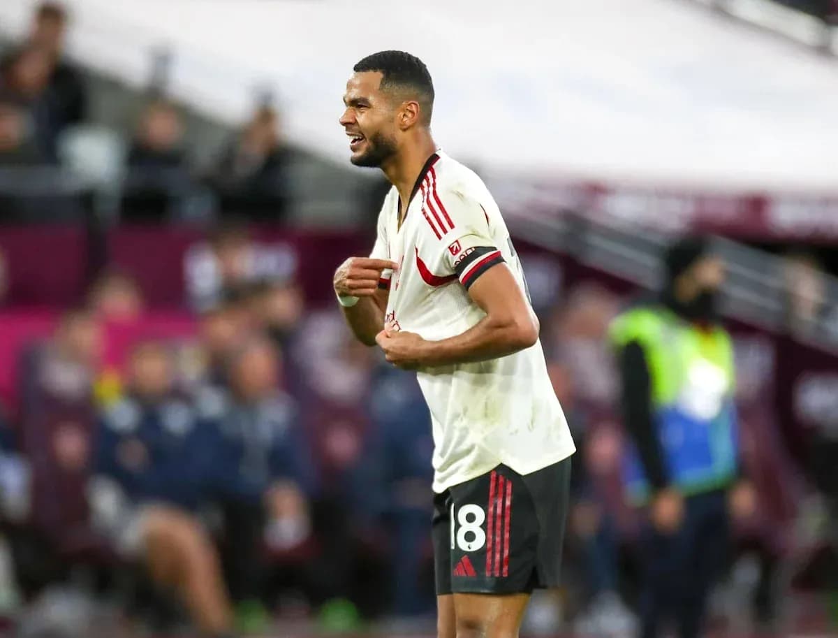 Jugador de fútbol señalando su camiseta durante el partido Jugador de fútbol señalando su camiseta durante el partido