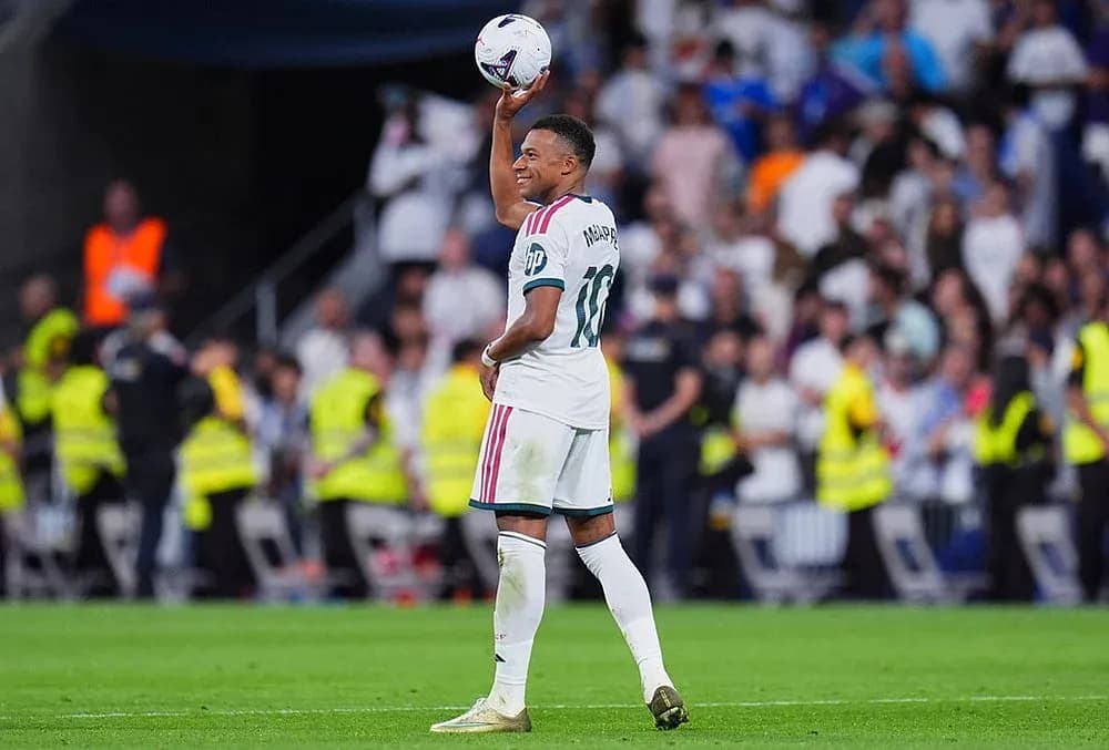 Jugador de Real Madrid con balón en mano Jugador de Real Madrid con balón en mano