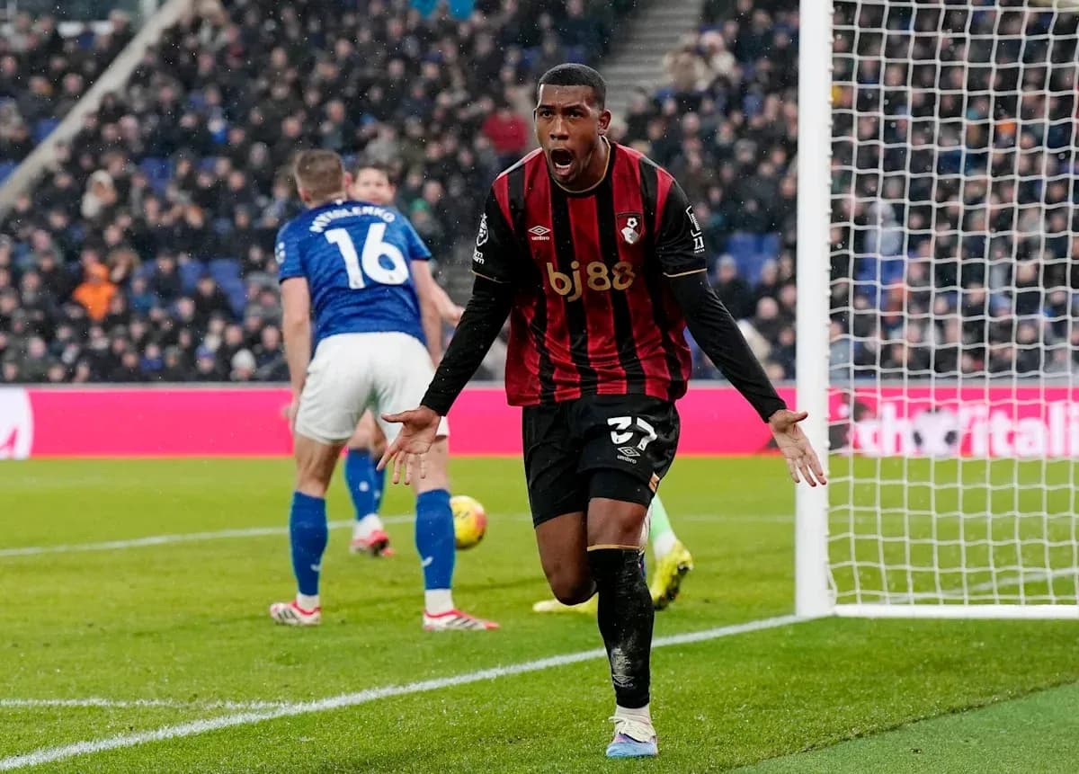 Jugador de Bournemouth celebrando un gol en el partido Jugador de Bournemouth celebrando un gol en el partido