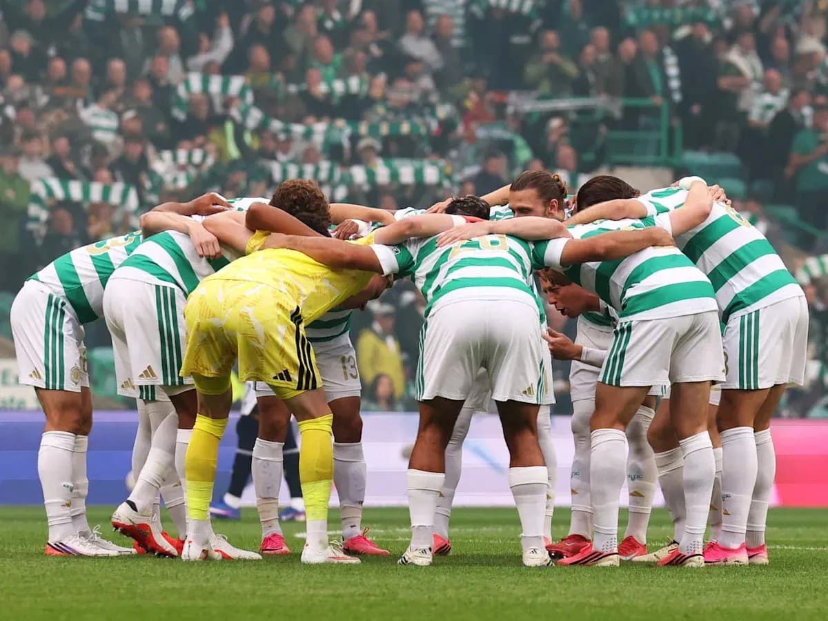 Equipo de fútbol en círculo antes del partido Equipo de fútbol en círculo antes del partido