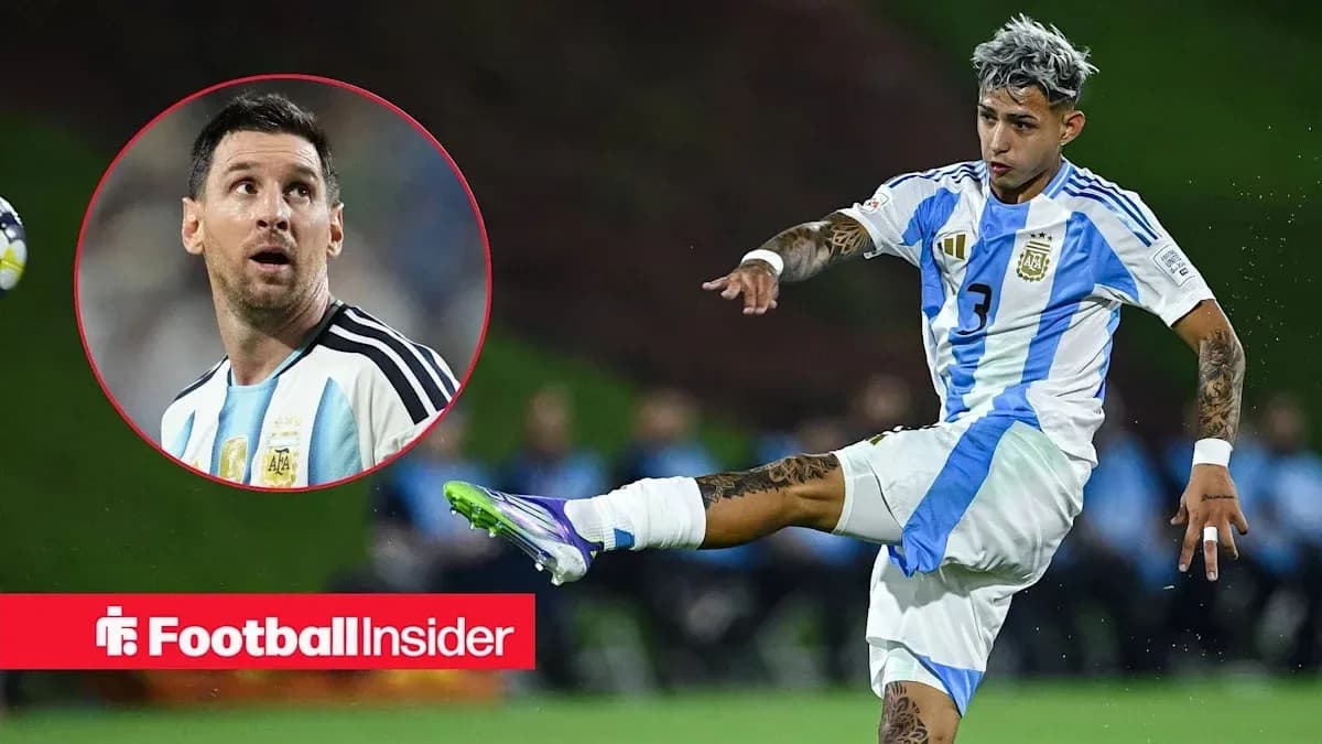 Jugador argentino pateando el balón durante un partido Jugador argentino pateando el balón durante un partido