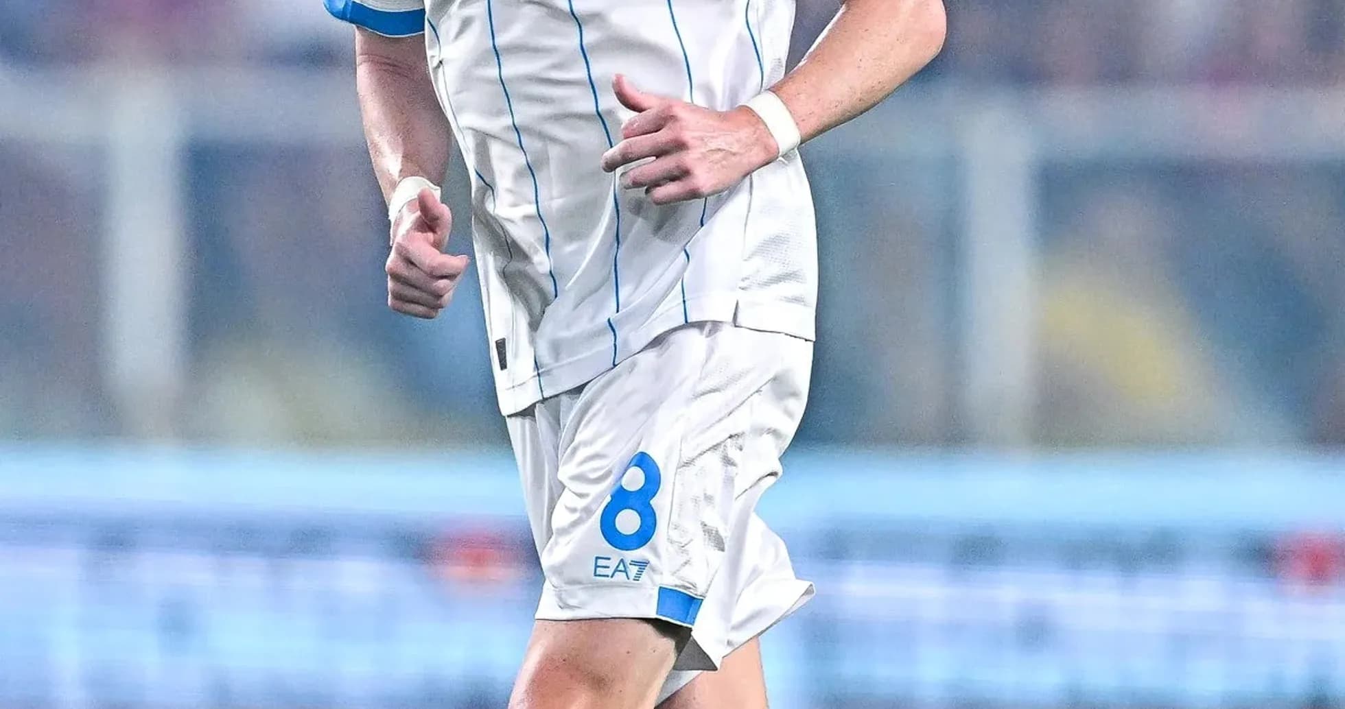 Jugador de Napoli corriendo en el campo de fútbol Jugador de Napoli corriendo en el campo de fútbol