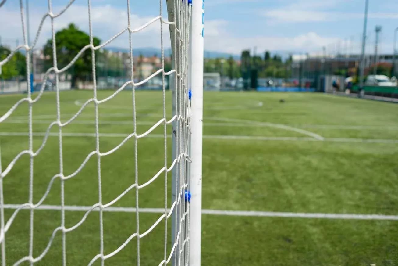 Portería en campo de fútbol con césped artificial Portería en campo de fútbol con césped artificial