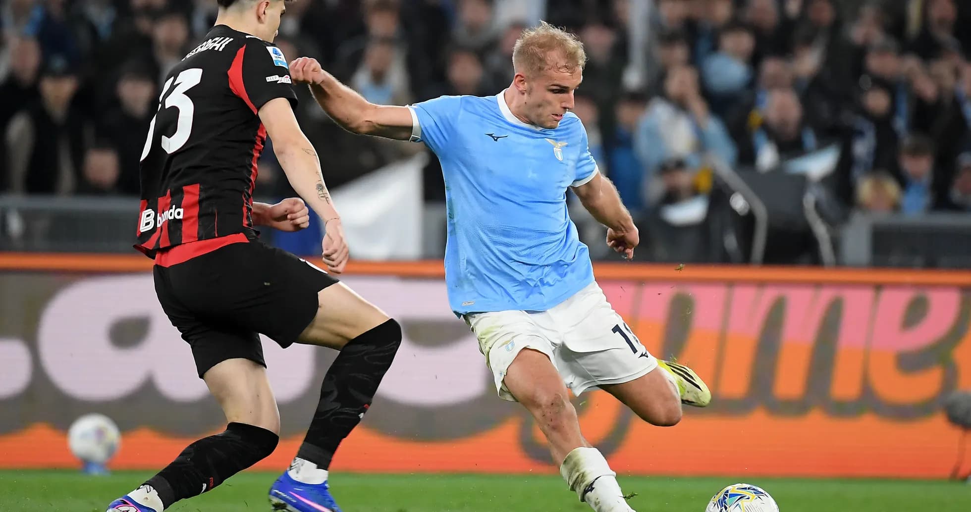 Jugador de Lazio desafiando a defensor de AC Milan Jugador de Lazio desafiando a defensor de AC Milan