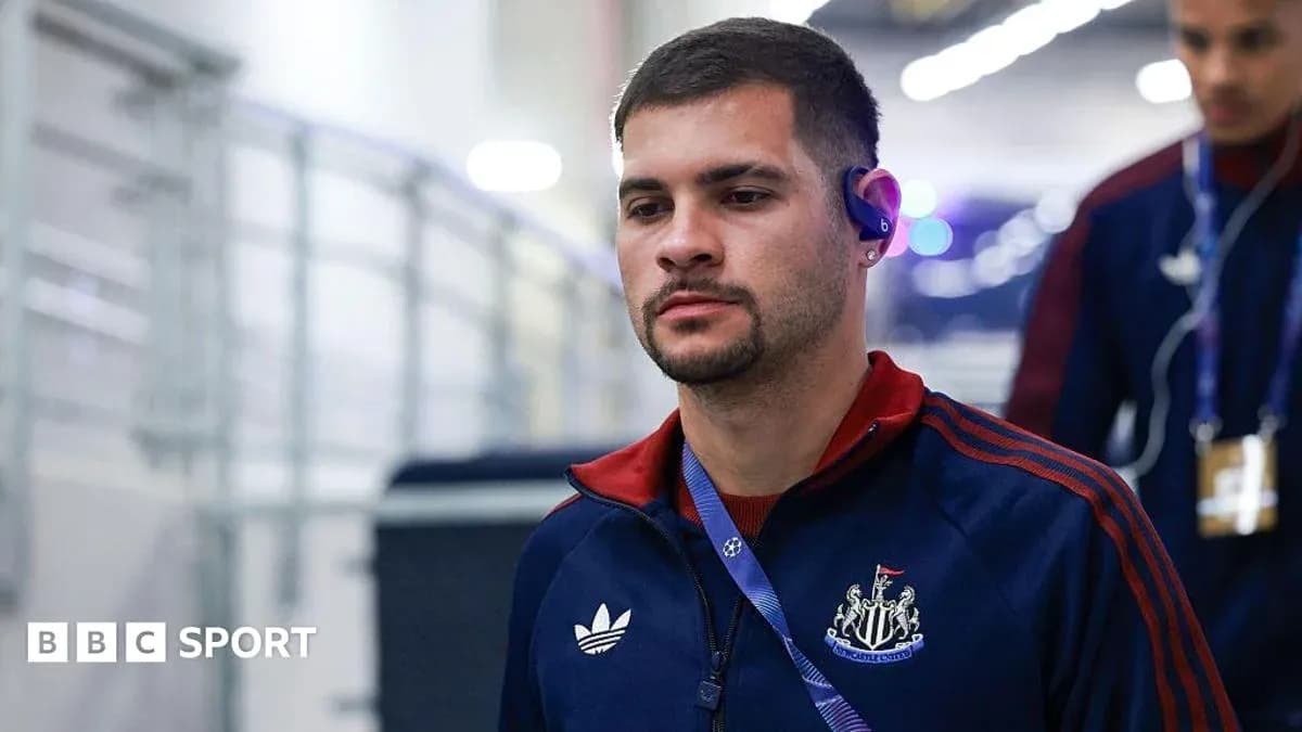 Jugador de Newcastle United entrando al vestuario Jugador de Newcastle United entrando al vestuario