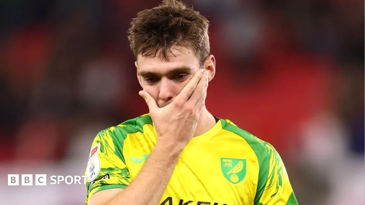 Jugador de Norwich City con uniforme amarillo, preocupado Jugador de Norwich City con uniforme amarillo, preocupado