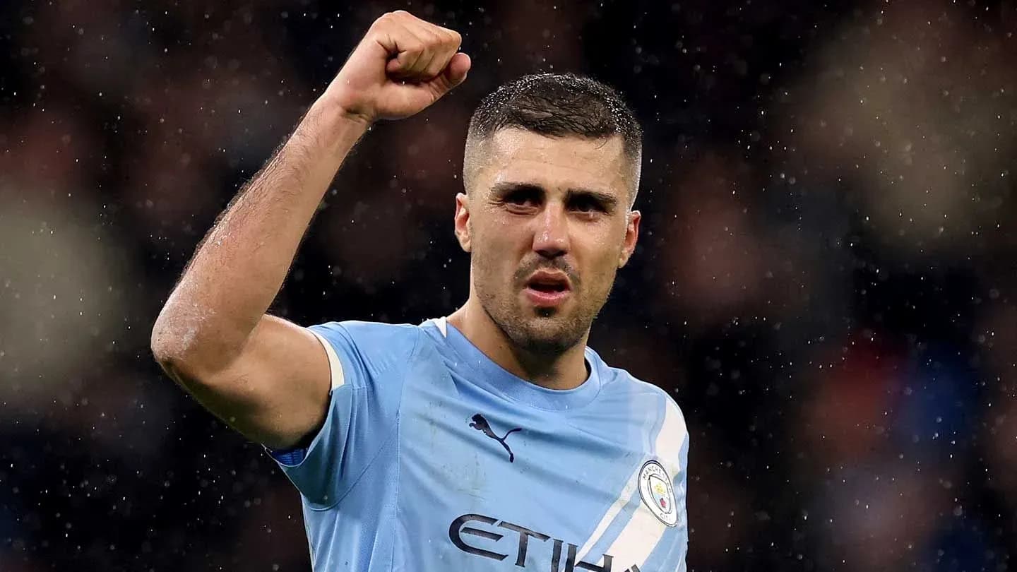 Jugador de Manchester City levantando el puño en celebración Jugador de Manchester City levantando el puño en celebración