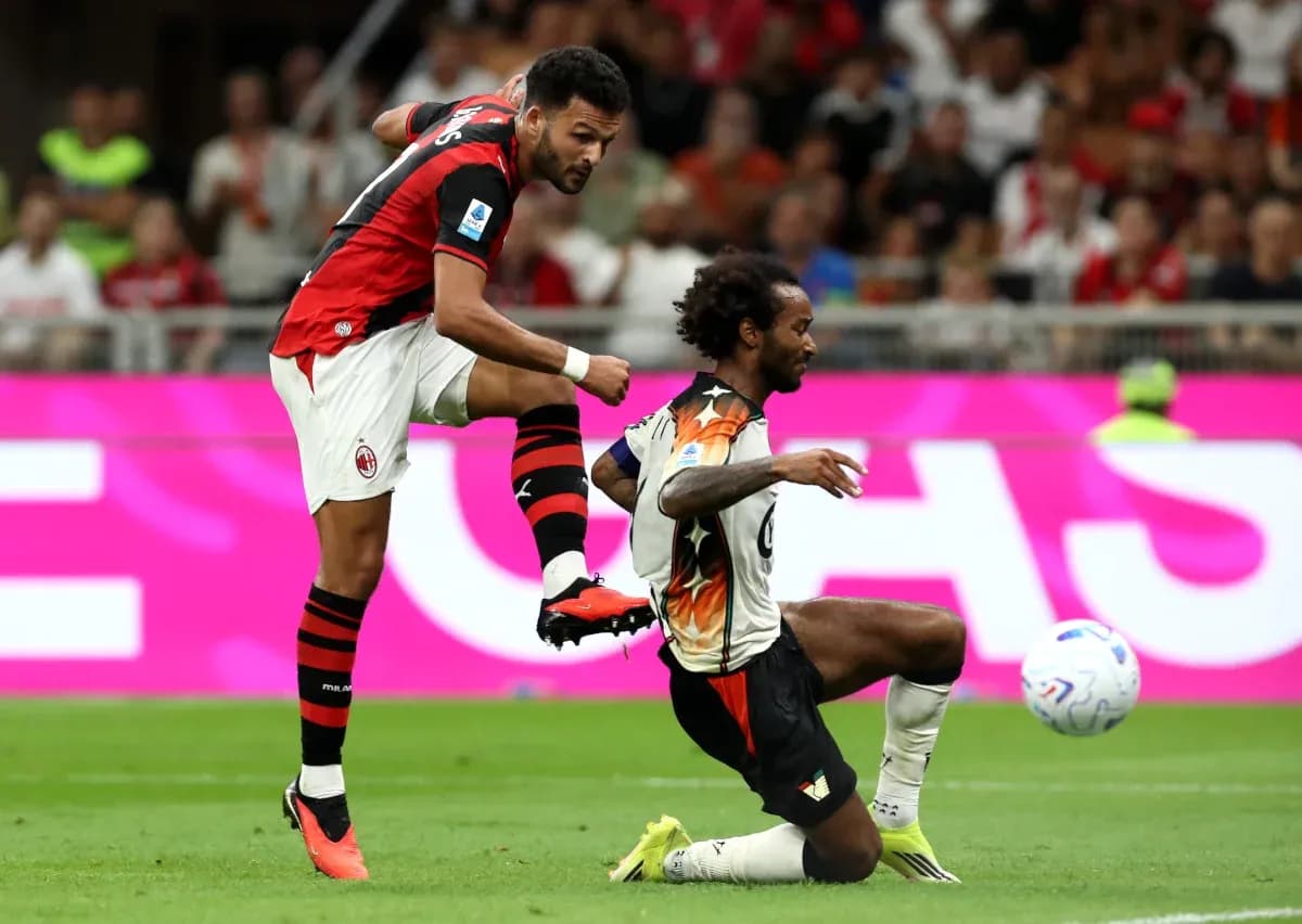 Jugador de AC Milan en acción contra Venezia Jugador de AC Milan en acción contra Venezia