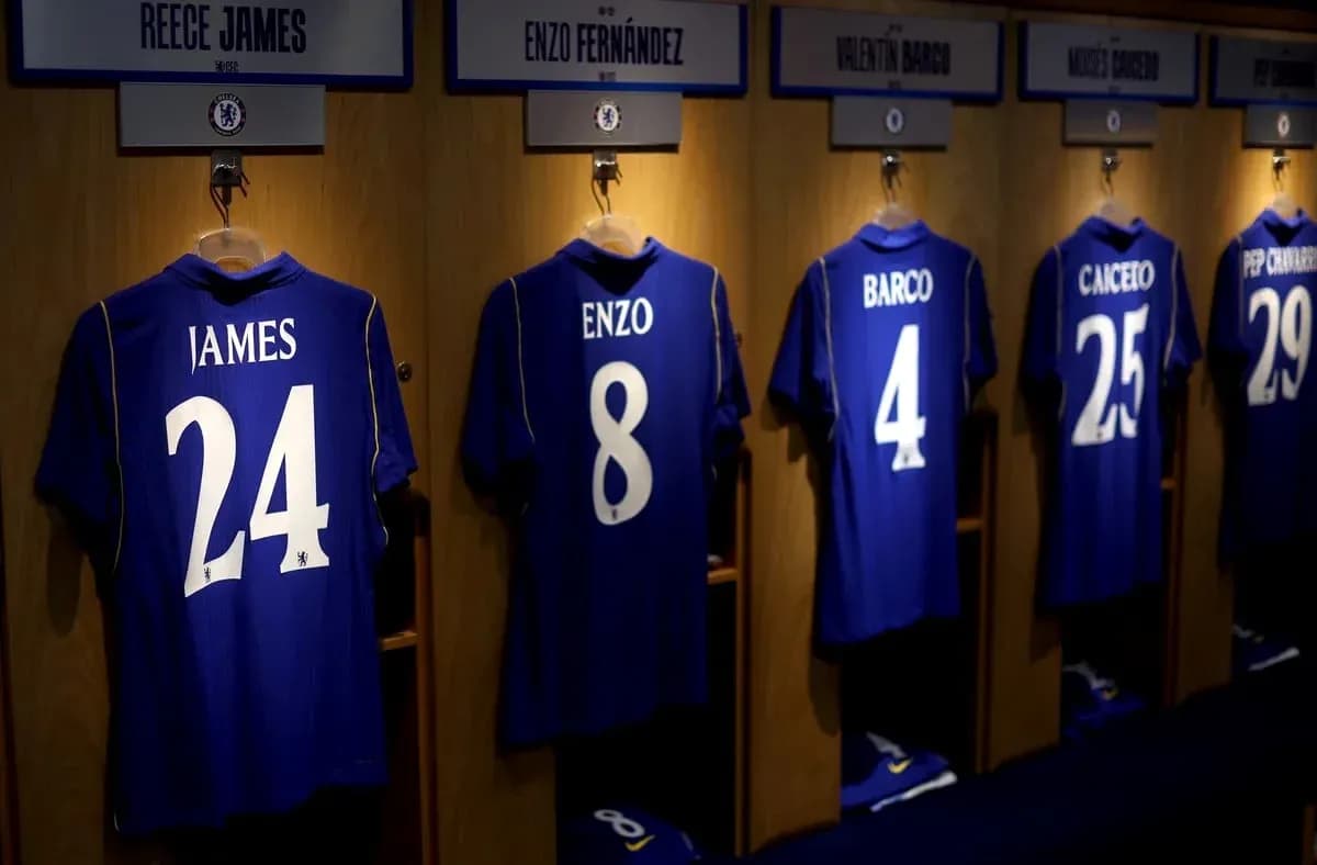 Camisetas de jugadores colgadas en vestuario de Chelsea Camisetas de jugadores colgadas en vestuario de Chelsea