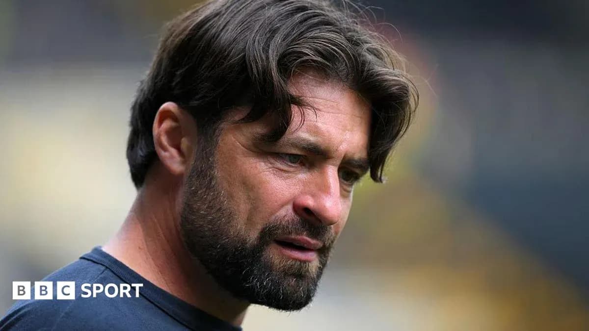 Entrenador observando durante el calentamiento del equipo Entrenador observando durante el calentamiento del equipo