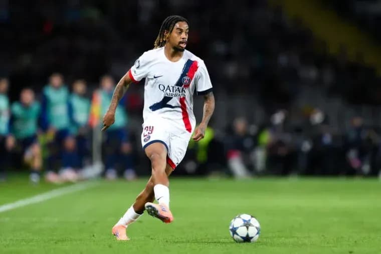 Jugador de PSG corriendo con el balón en el campo Jugador de PSG corriendo con el balón en el campo