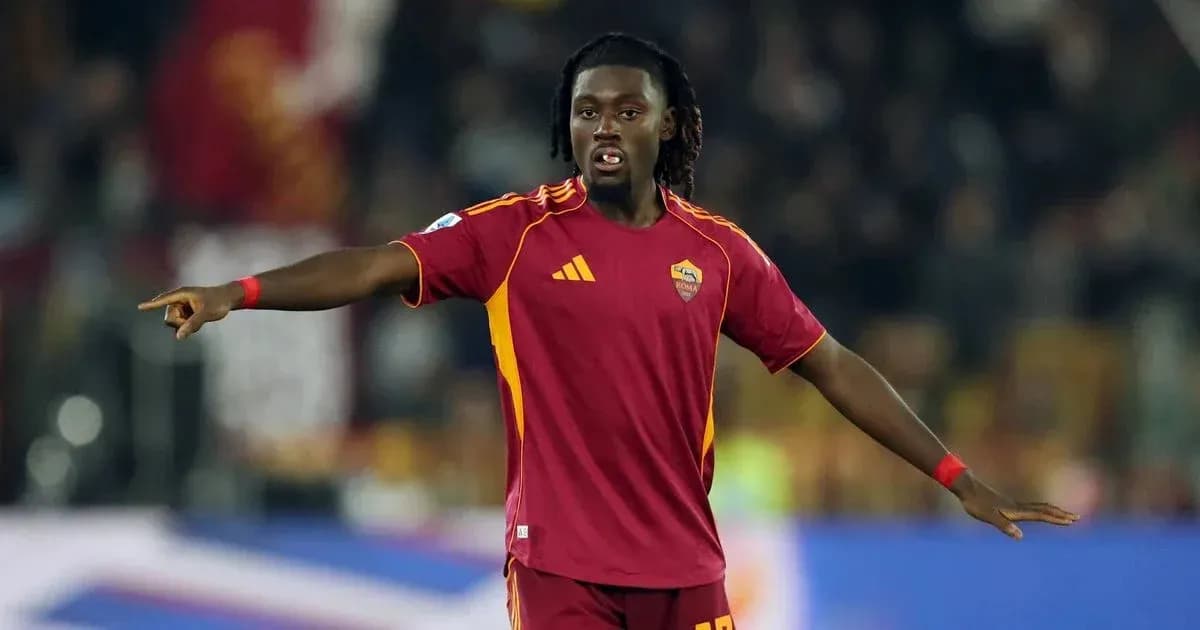 Jugador de la Roma dirigiendo a su equipo en el campo Jugador de la Roma dirigiendo a su equipo en el campo