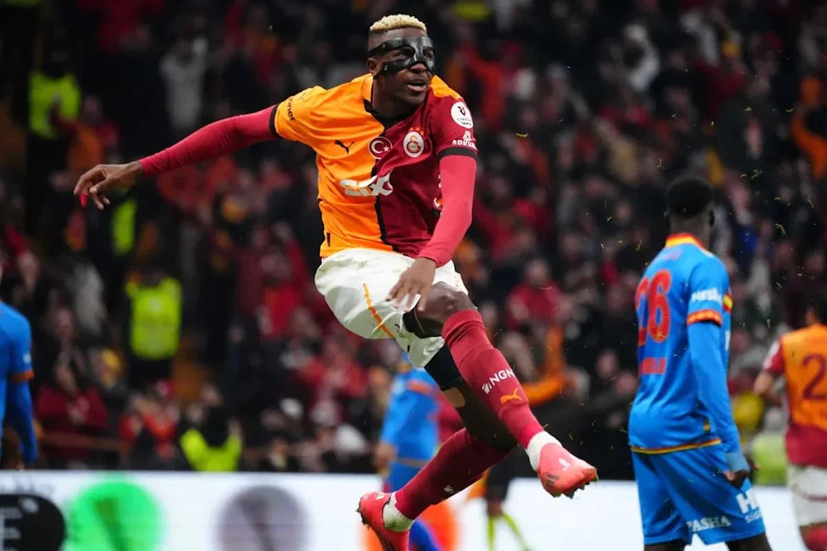 Jugador de Galatasaray celebrando un gol en el partido Jugador de Galatasaray celebrando un gol en el partido