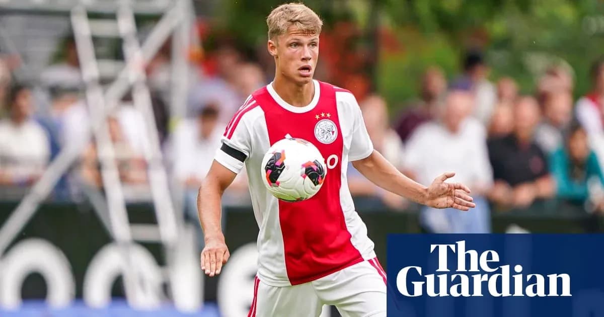 Jugador de Ajax controlando el balón en el campo Jugador de Ajax controlando el balón en el campo