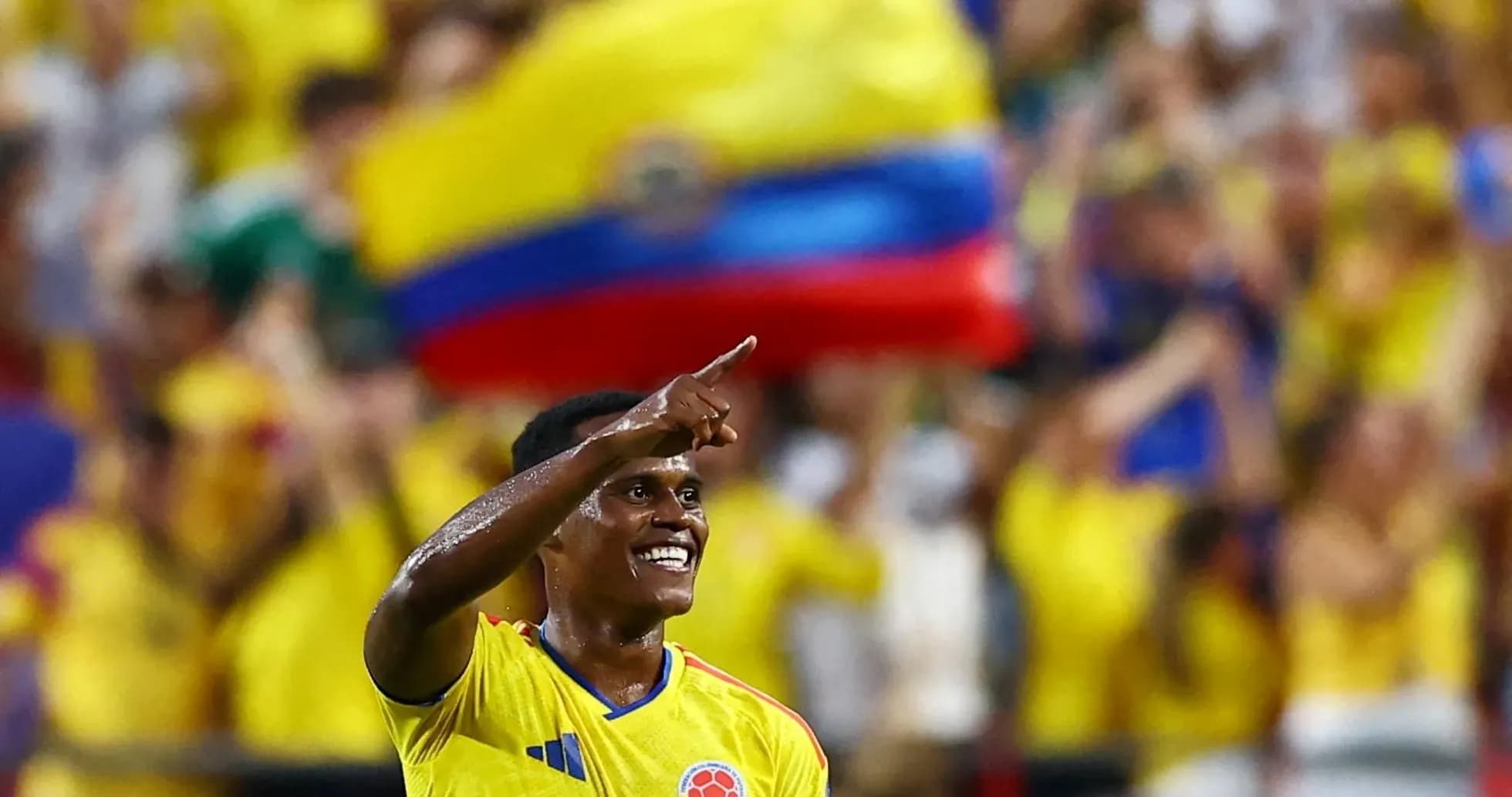 Jugador colombiano celebrando con afición en el estadio Jugador colombiano celebrando con afición en el estadio