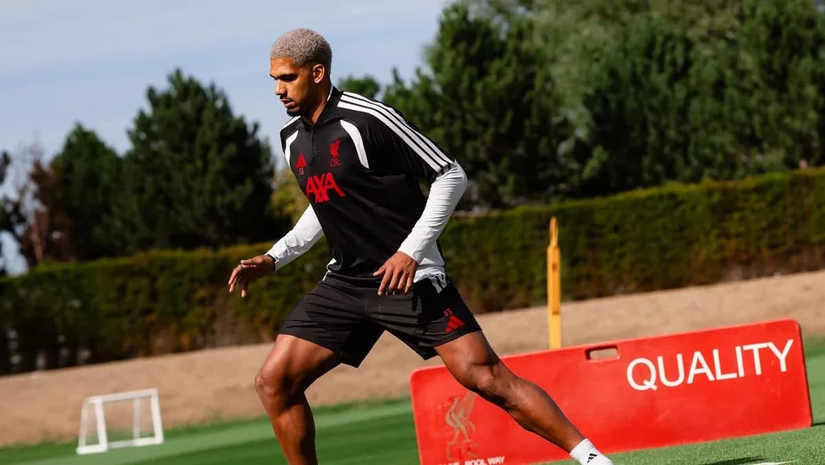 Jugador de Liverpool entrenando en el campo Jugador de Liverpool entrenando en el campo
