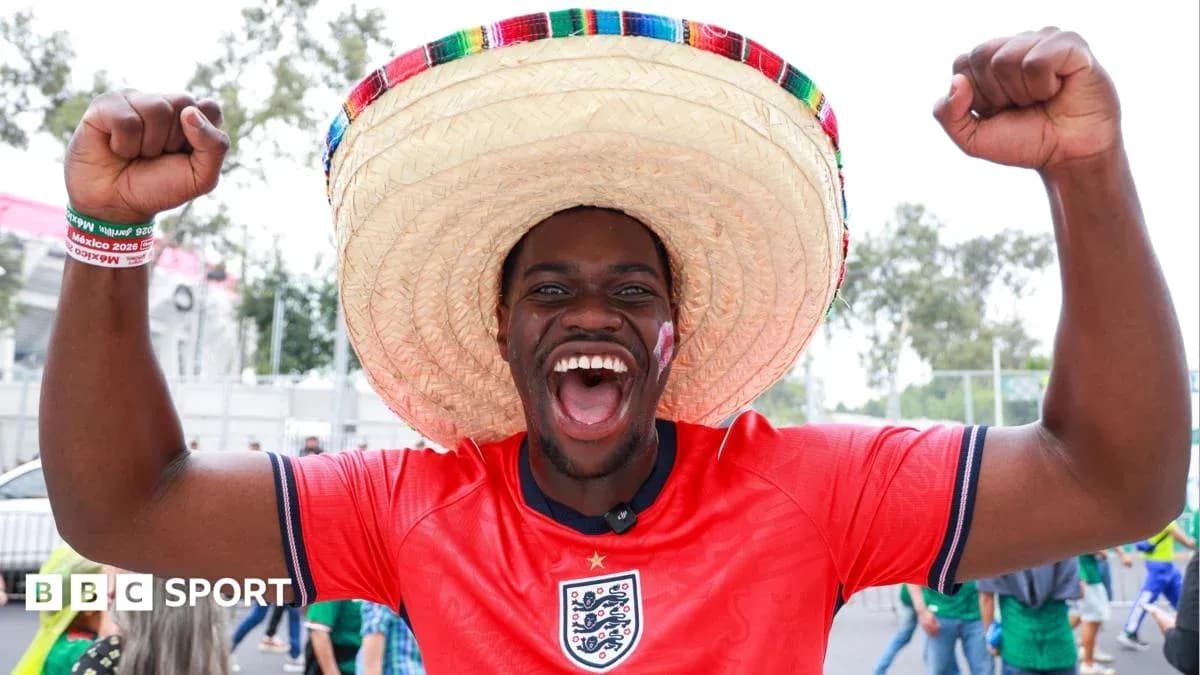 Hombre con sombrero celebrando en evento deportivo Hombre con sombrero celebrando en evento deportivo
