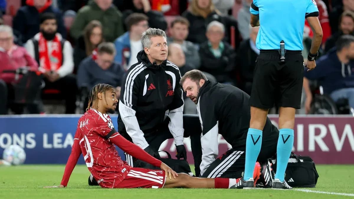 Jugador lesionado siendo atendido por el personal médico Jugador lesionado siendo atendido por el personal médico